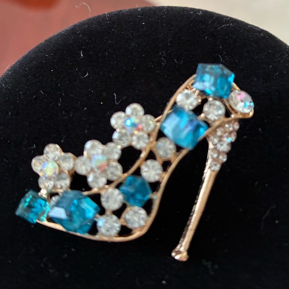 Elegant Blue and Gold High Heel Brooch